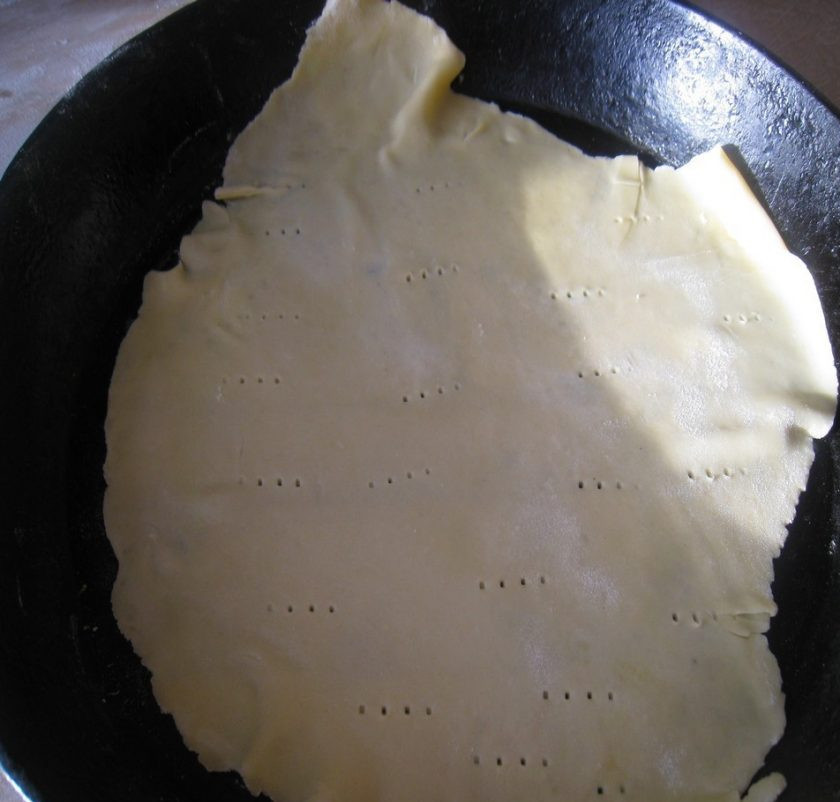 1. Этап. Закусочный торт без выпечки: 3. Обязательно сделайте наколы вилкой, чтобы тесто не 