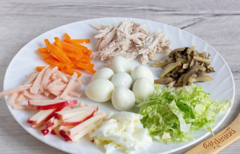 1. Этап. Салат Ласточкино гнездо: Небольшое количество всех ингредиентов отложите для украшения.