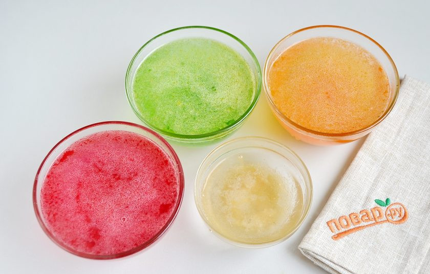 1. Этап. Слоеное желе в стаканчиках: 2. Горячей водой залейте порошки для желе, желатин. Все тщательно перемешайте.