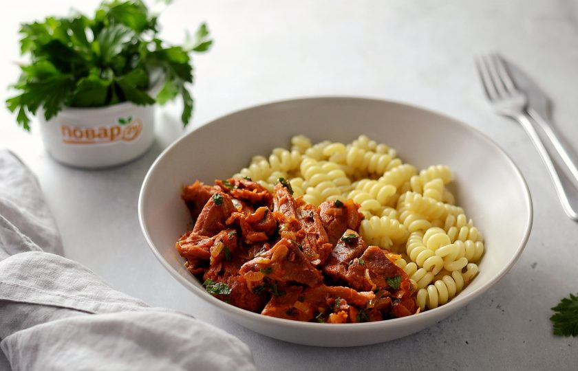 1. Этап. Соевое мясо в томатном соусе: Соевое мясо в томатном соусе готово, приятного аппетита!