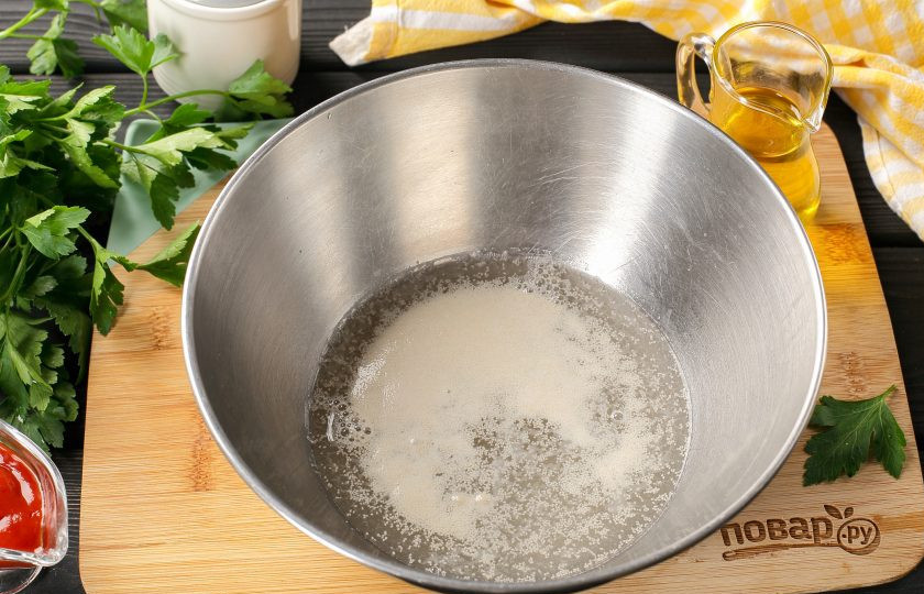 1. Этап. Пицца с сыром в мультиварке: В глубокой миске соедините тёплую воду, сахар и дрожжи. Перемешайте и дайте постоять 10-15 минут.