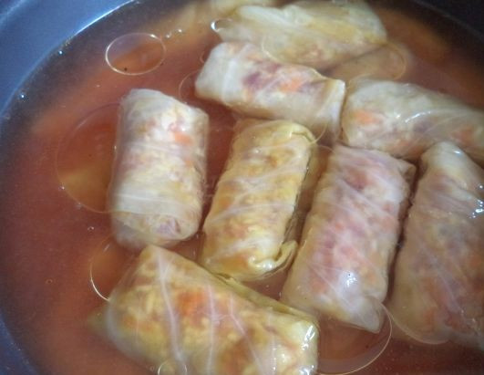 1. Этап. Голубцы из квашеной капусты: 5. Отдельно делаем соус: разводим томатную пасту в 500мл воды, добавляем щепотку муки и доводим до кипения. В кастрюлю, где будут тушиться голубцы добавляем лавровый лист и перец горошком (можно смесь перцев), после чего заливаем голубцы полученным соусом, накрываем крышкой и тушим около 35 минут на слабом огне.