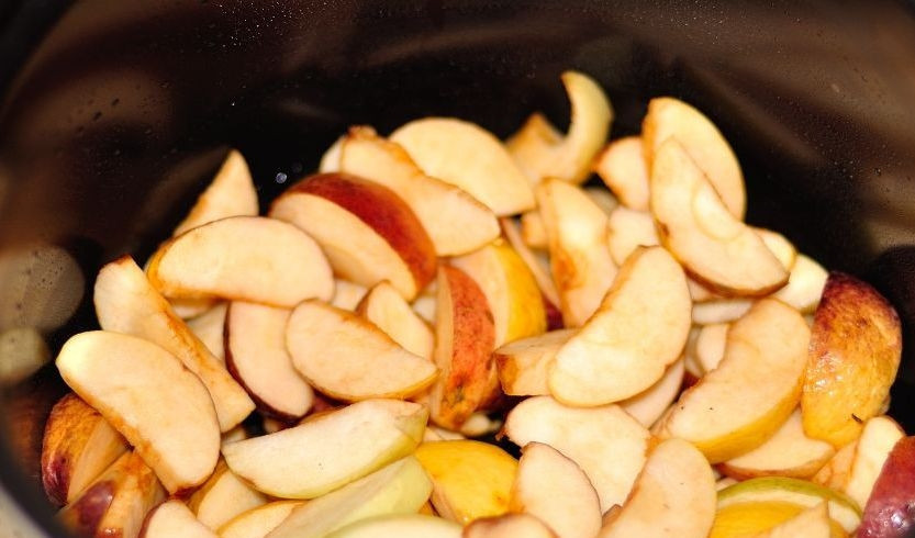 1. Этап. Шарлотка для мультиварки: Чашу мультиварки смажьте маслом. Яблоки очистите и нарежьте дольками. Уложите их на дно чаши. По вкусу присыпьте корицей.