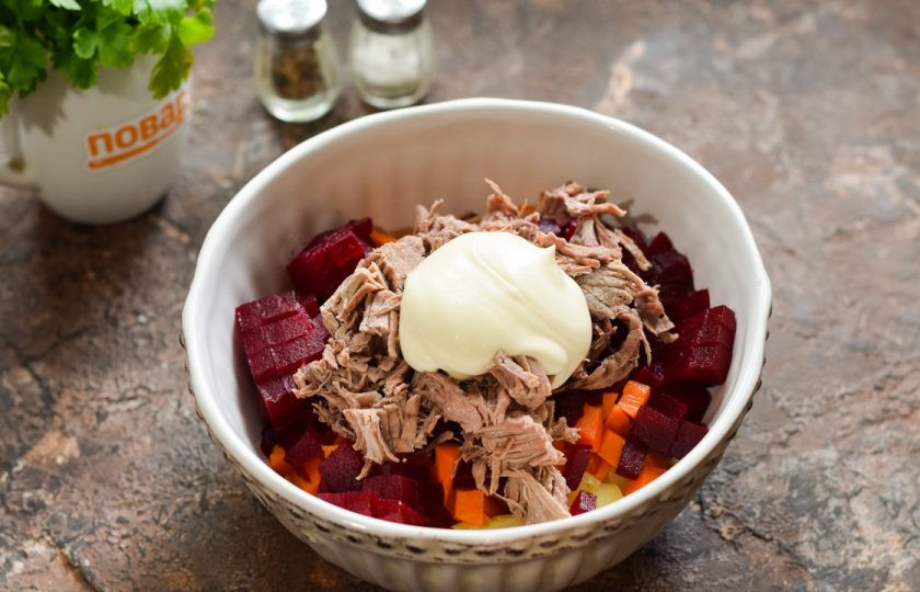 1. Этап. Салат Гренадер с говядиной: Заправьте ингредиенты майонезом, добавьте соль и перец по вкусу. Перемешайте салат и подавайте к столу.