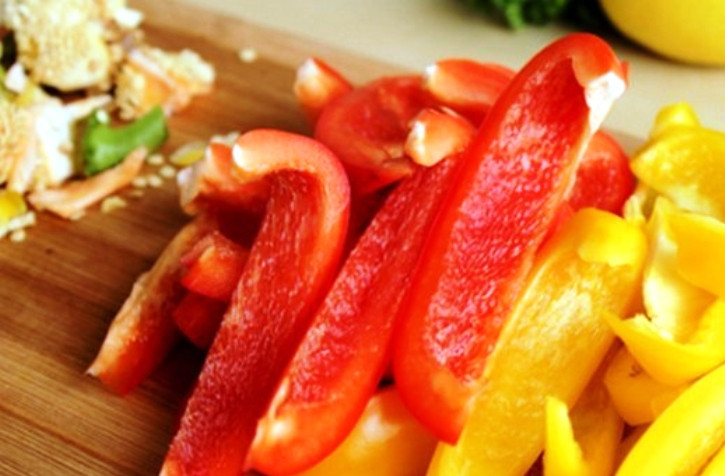 1. Этап. Простой салат с болгарским перцем: Болгарский перец очистите от семян и порежьте дольками. Сложите их на противень и отправьте на 30 минут в духовку при 150 градусах.