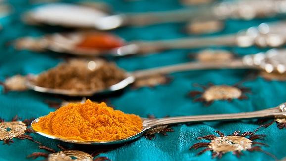 1. Этап. Шпинат с адыгейским сыром: Возьмем нужное количество специй.