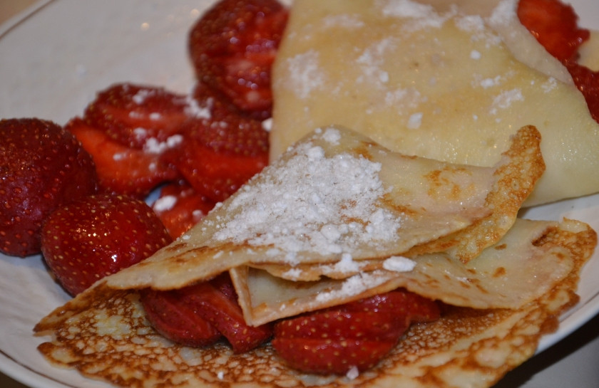 1. Этап. Блинчики с клубникой: Блинчики посыпьте сахарной пудрой, приятного аппетита!