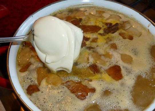 1. Этап. Суп из белых грибов с сыром: В самом конце добавляем плавленый сыр и перемешиваем все, пока он полностью не раствориться, солим и перчим суп, выключаем огонь. Накрываем кастрюлю крышкой и даем супу минут 5-10 настояться.