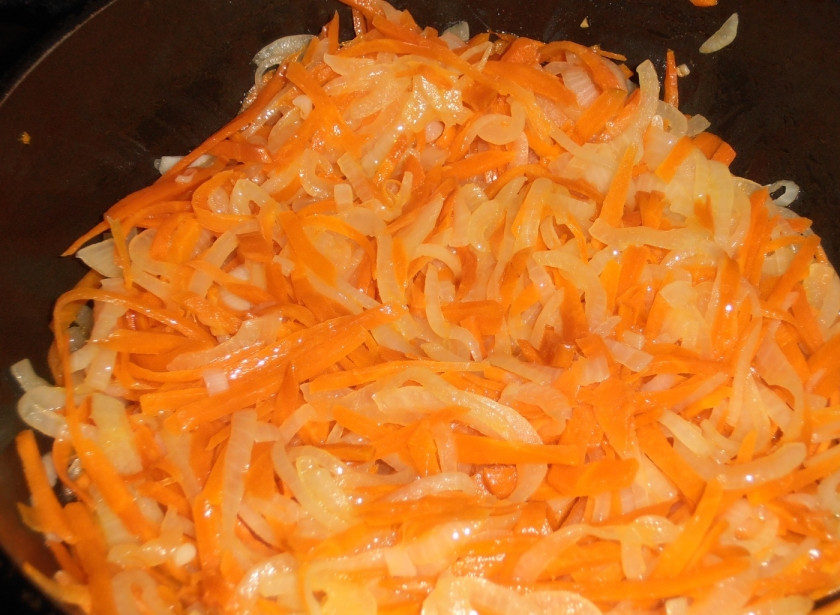 1. Этап. Рыба, тушеная в сметане: 3. Нарезаем на средней терке морковь и шинкуем лук, после чего отправляем на сковороду жариться.