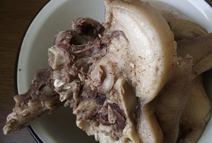 1. Этап. Холодец из свиной рульки: Кипятим мясо на среднем огне и сливаем воду. Заливаем новой водой и варим 2 часа.