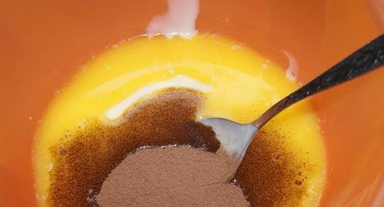 1. Этап. Сладкая колбаска со сгущенкой: В масло всыпьте какао, перемешайте всё до образования единой консистенции.