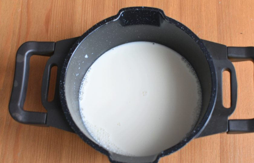 1. Этап. Тирольский пирог с вишней: Вторую половину молока доведите почти до кипения.