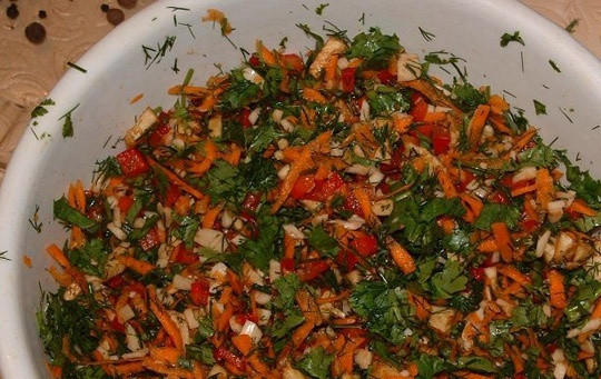 1. Этап. Маринованные баклажаны на зиму: 4. Пока баклажаны избавляются от ненужной жидкости, приготовьте начинку. Пошинкуйте морковь, соедините ее с нарезанным болгарским перцем и затем добавьте измельченную зелень. В самом конце добавьте чеснок (мелко нарезанный). Сюда же отправьте мякоть из баклажан. Начинка получается такой.