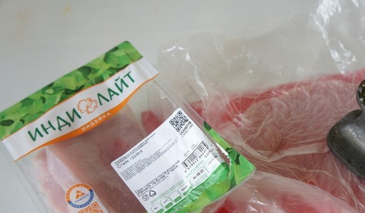 1. Этап. Рулетики из индейки с фасолью: Каждый кусочек индейки отбиваем молотком через пакет, чтобы избежать брызг.