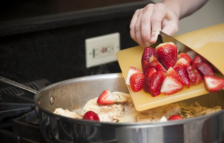 1. Этап. Курица с клубникой: 8. Когда вино слегка испарится, добавьте нарезанную клубнику. Несколько целых или нарезанных ягод оставьте для украшения готового блюда. Обжаривайте, иногда помешивая, пока клубника не станет мягкой, а соус не загустеет.