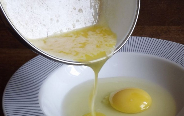 1. Этап. Тесто дрожжевое несладкое: Отдельно растопите сливочное масло, влейте его к яйцу.