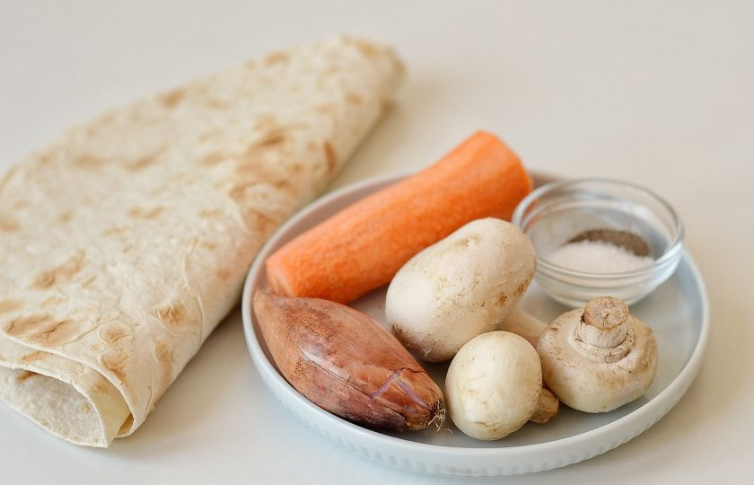 1. Этап. Постные начинки для лаваша: Подготовьте все ингредиенты для грибной начинки. Вам потребуется репчатый лук, шампиньоны, морковь и постный майонез.