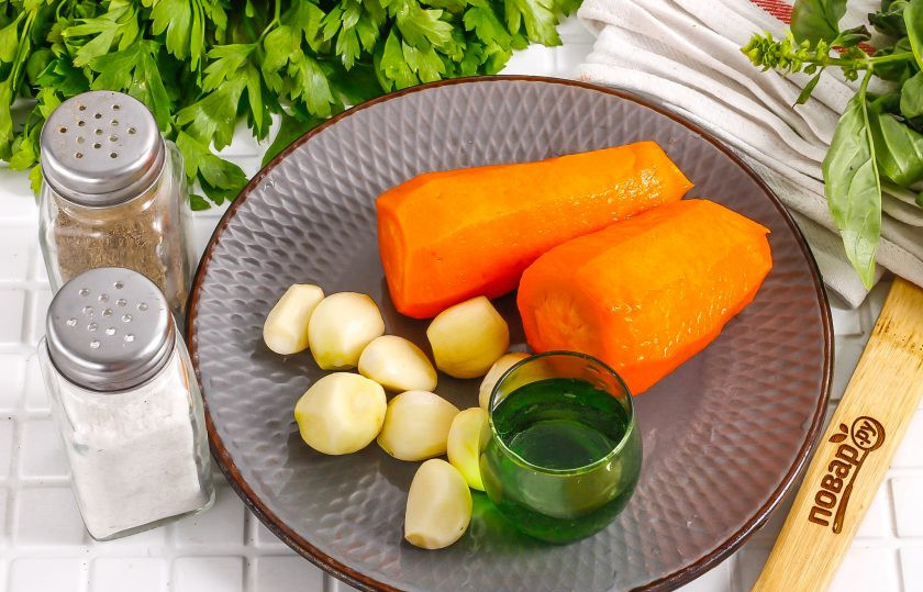 1. Этап. Маринованный чеснок с морковью на зиму: Подготовьте указанные ингредиенты. Очистите морковь и чеснок от кожуры, промойте в воде.