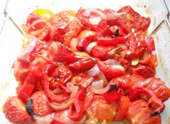 1. Этап. Суп с пампушками: Запекайте овощи при 180 градусах в духовке в течение 25-30 минут.