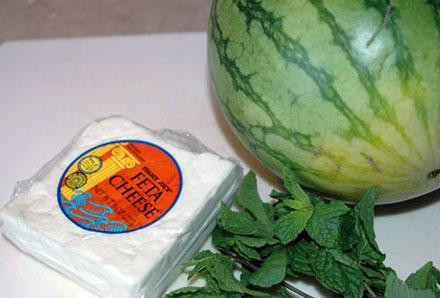 1. Этап. Греческий сыр с мятой в Арбузе: Ингредиенты: Арбуз Мята Греческий сыр Фета соль (по желанию)