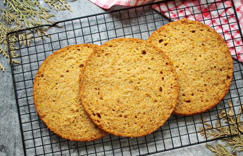 1. Этап. Морковный торт с карамелью: Морковный бисквит разрежьте на три коржа.