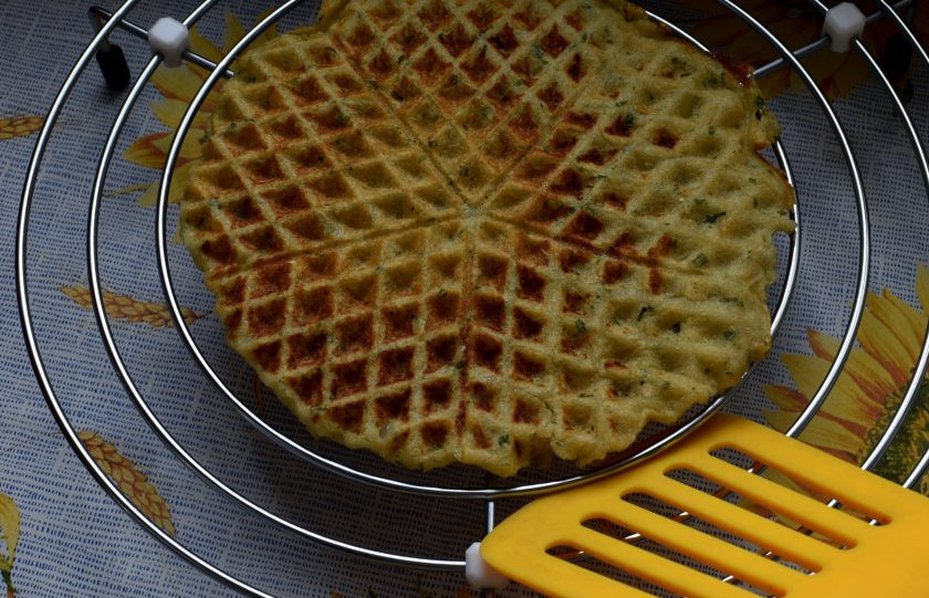 1. Этап. Закусочные картофельные вафли: Горячие вафли снимайте на решетку, чтобы не отмокали и оставались хрустящими.