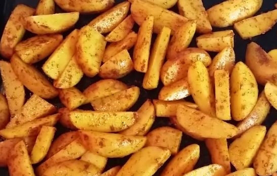 1. Этап. Печеная картошка: Выложите картофель на противень и разровняйте по всей поверхности. Разогрейте духовку до ста восьмидесяти градусов и запекайте в ней картофель тридцать-сорок минут.