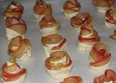 1. Этап. Розочки из яблок: Выложить на застеленный пекарской бумагой противень. Выпекать в разогретой до 180С духовке примерно 20 минут.