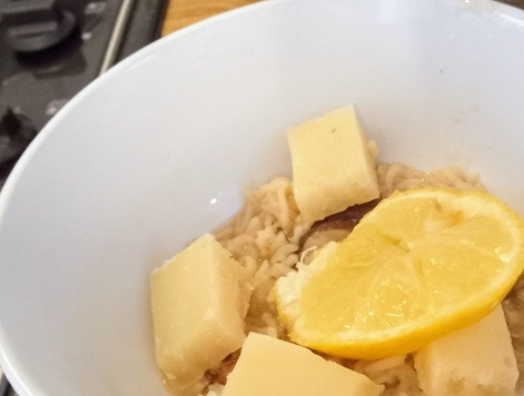 1. Этап. Испанский рис с грибами: Убрать рис с плиты. Спрыснуть лимонным соком и посыпать сыром манчего. Подавать с кусочками сыра манчего. Приятного аппетита!