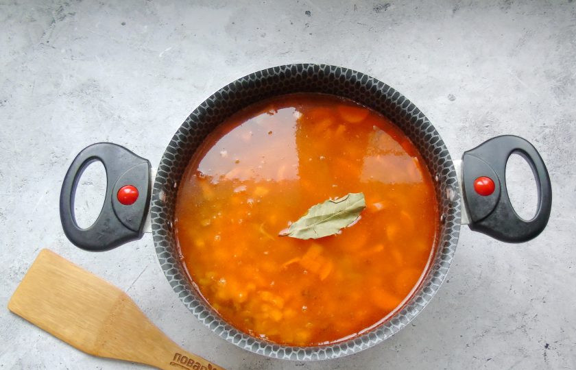 1. Этап. Солянка Селянка: Налейте 500-600 мл. воды. Посолите, поперчите, выложите лавровый лист.