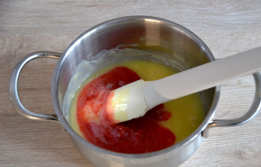 1. Этап. Макаронс на итальянской меренге: Добавьте в сливочно-шоколадную массу клубничное пюре, смешайте, уберите на время в холодильник.