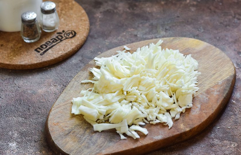 1. Этап. Салат из маринованной капусты с морковью: Капусту ополосните и просушите, после нарежьте капусту тонкими длинными полосками, можно это сделать при помощи специальной терки.