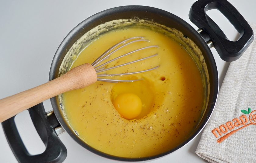 1. Этап. Гороховые блины с луком: 6. Добавьте соль, перец черный молотый, яйцо. Венчиком перемешайте хорошо.