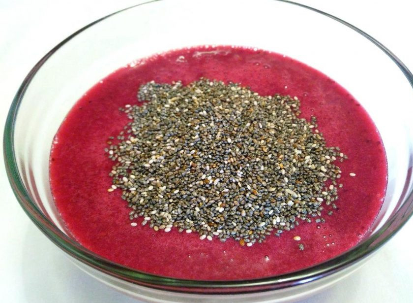 1. Этап. Ягодный пудинг с семенами чиа: Добавьте в полученную ягодную массу (она должна быть слегка тёплой) семена чиа. При необходимости дайте смеси слегка остыть перед внесением семечек.