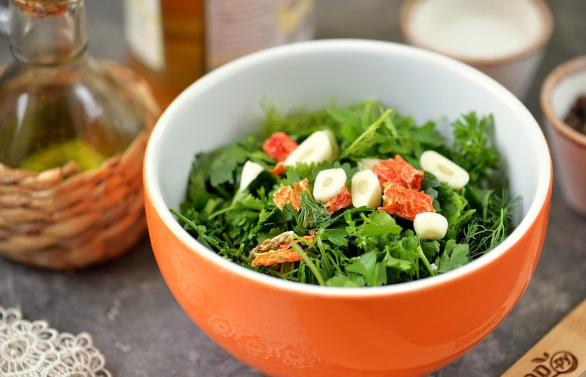 1. Этап. Зеленый соус: Переложите всю зелень в любую удобную посуду, добавьте измельченный чеснок, поломайте или порежьте острый перец.