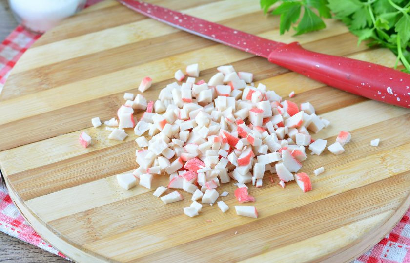 1. Этап. Салат Кудрявый с крабовыми палочками: Нарежьте крабовые палочки кубиками.