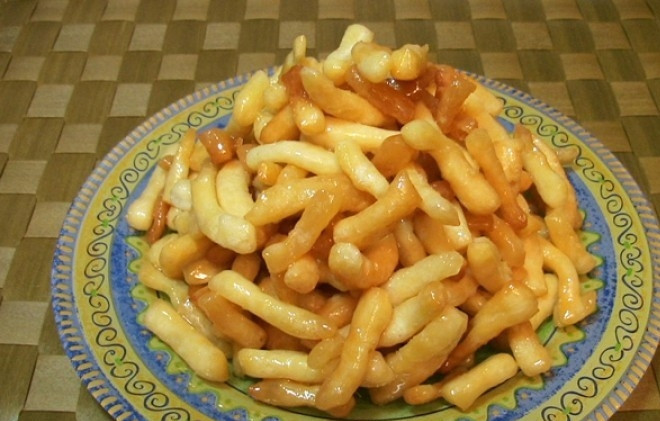 1. Этап. Медовая горка: Выложите кусочки горкой и полейте мёдом. Приятной дегустации!