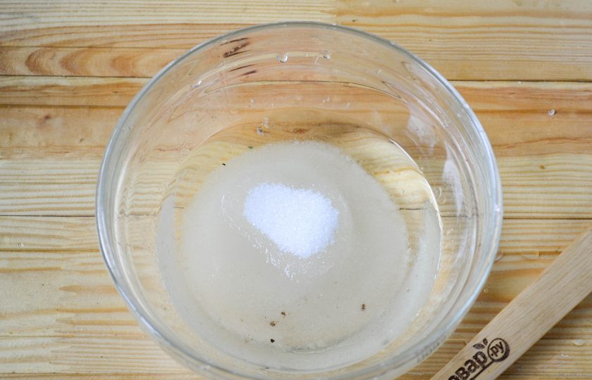 1. Этап. Свекольный кекс: Сахар взбейте с растительным маслом с помощью миксера.