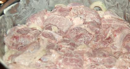 1. Этап. Вкусный шашлык из свинины: Тщательно все перемешать. Убрать мясо в холодильник минимум на 6 (лучше 12) часов.