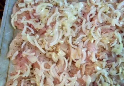 1. Этап. Курица запечённая с помидорами и сыром: Лук нарезать четверть кольцами и слегка обжарить на растительном масле. Выложить поверх мяса.