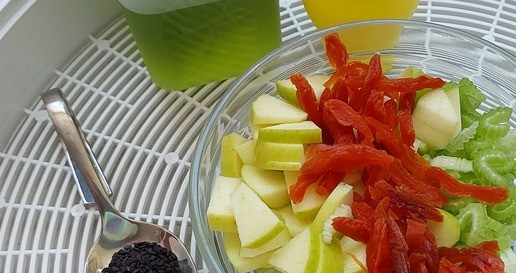 1. Этап. Наггетсы из индейки с овощами: Не стала его включать в рецепт. Просто как вариант подачи. Для салата яблоко, сельдерей и курагу нарезать. Заправка - немного лимонного сока и оливкового масла.