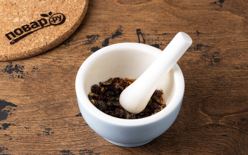 1. Этап. Чай с шиповником и грецким орехом: В ступке разотрите сухие плоды шиповника в крупную крошку.