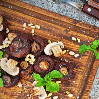 Шампиньоны на гриле на мангале