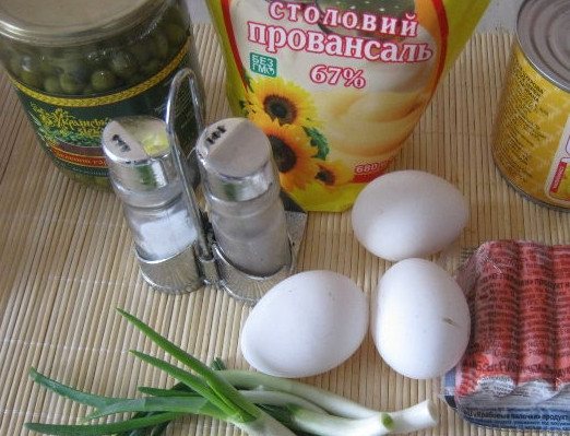 1. Этап. Салат из крабовых палочек классический: 1 Подготовим ингредиенты. Кукурузу и горошек процедим от жидкости. Яйца отварим и остудим.