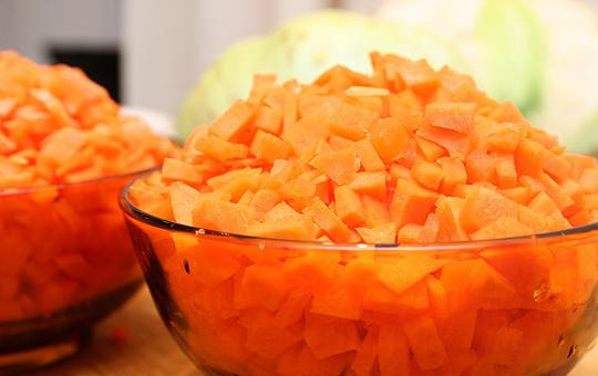 1. Этап. Франкфуртский овощной суп: Морковь и корень петрушки чистим и мелко рубим - как на обычный суп.