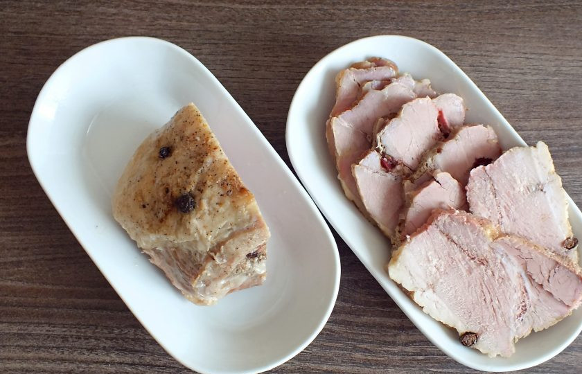 1. Этап. Буженина с клюквой: Полностью охлажденную буженину достаньте из фольги и острым ножом нарежьте тонкими ломтиками. Подавайте к столу в качестве закуски.