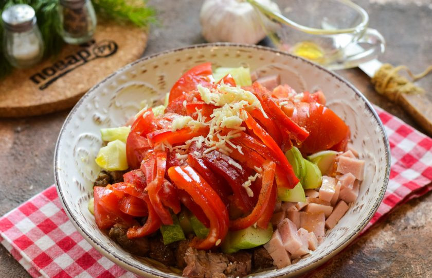 1. Этап. Салат с говядиной и ветчиной: Добавьте в салат соль, перец, масло и измельченный чеснок. Перемешайте все и подавайте к столу.