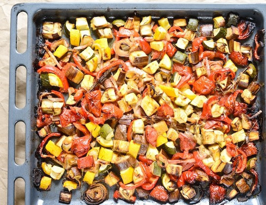 1. Этап. Экспресс-рататуй: 3. Накройте овощи фольгой, отправьте противень в разогретый до 180 градусов духовой шкаф на 40 минут. Затем снимите фольгу и запекайте еще 15-20 минут.