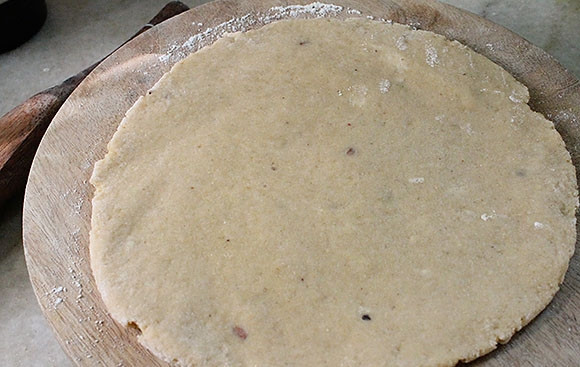 1. Этап. Простой рецепт пончиков без дрожжей: 6. Разделите тесто на 3 части, каждую раскатайте в пласт около 1,2-1,5 сантиметра в толщину.