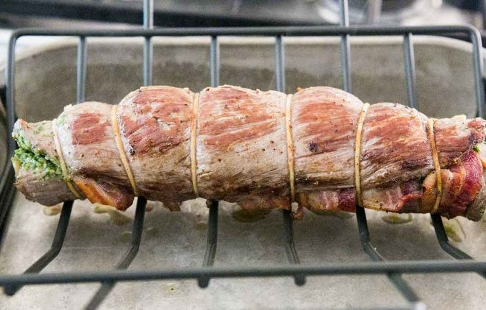 1. Этап. Говяжий рулет: 6. Выложите рулет в форму с сеткой, чтобы во время приготовления жир стекал и не впитывался обратно в рулет, отправьте его в разогретый до 170 градусов духовой шкаф на 20-25 минут. Достаньте мясо и оставьте его на 10 минут в покое.